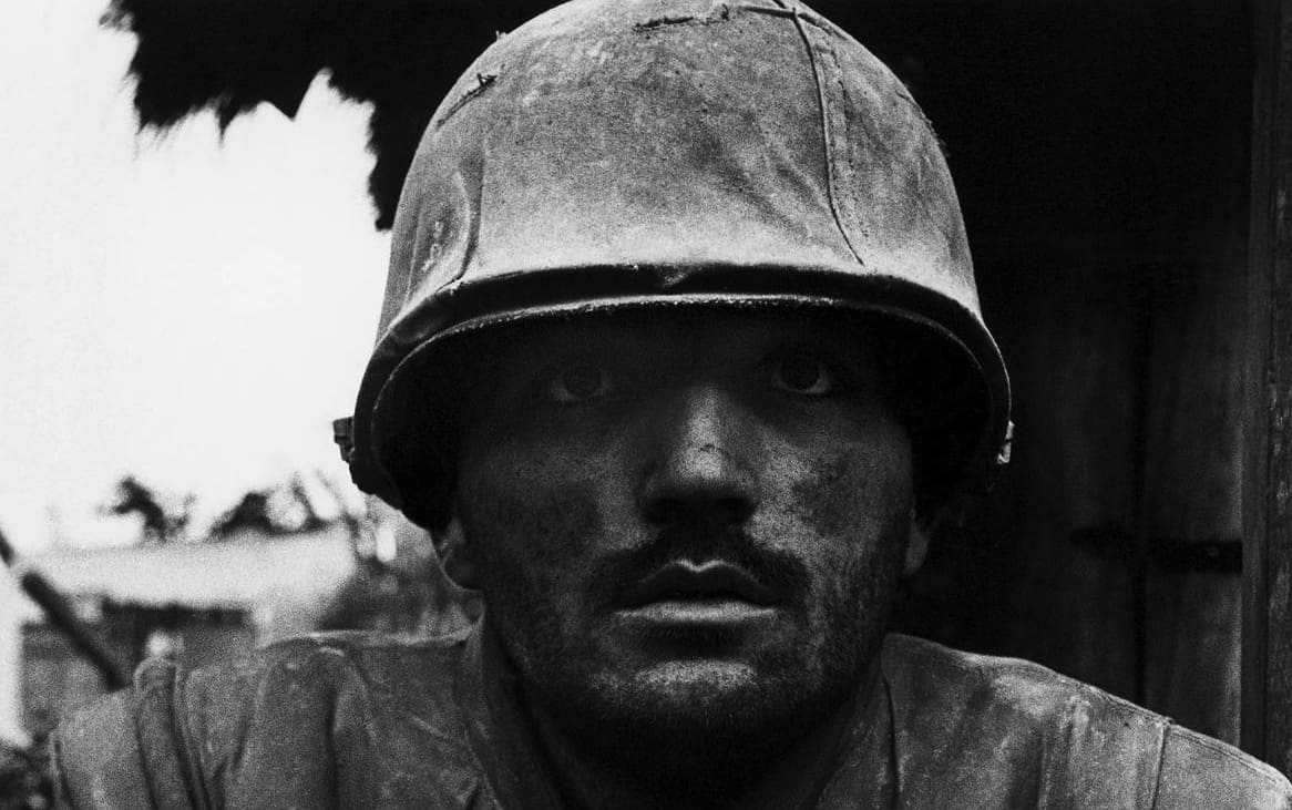 Un marine americano traumatizzato dai bombardamenti, Hue, 1968 © Don McCullin (Contact Press Images)