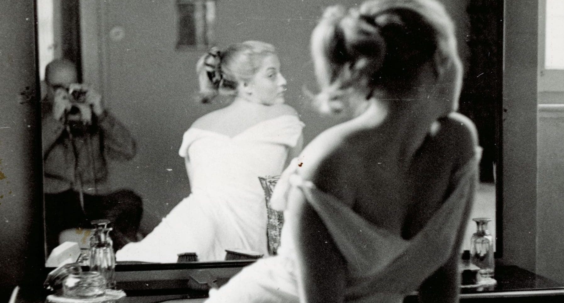 Marcello Dudovich, Modella in posa riflessa nello specchio, fotografata da Dudovich (1950 circa; Collezione privata Salvatore Galati)