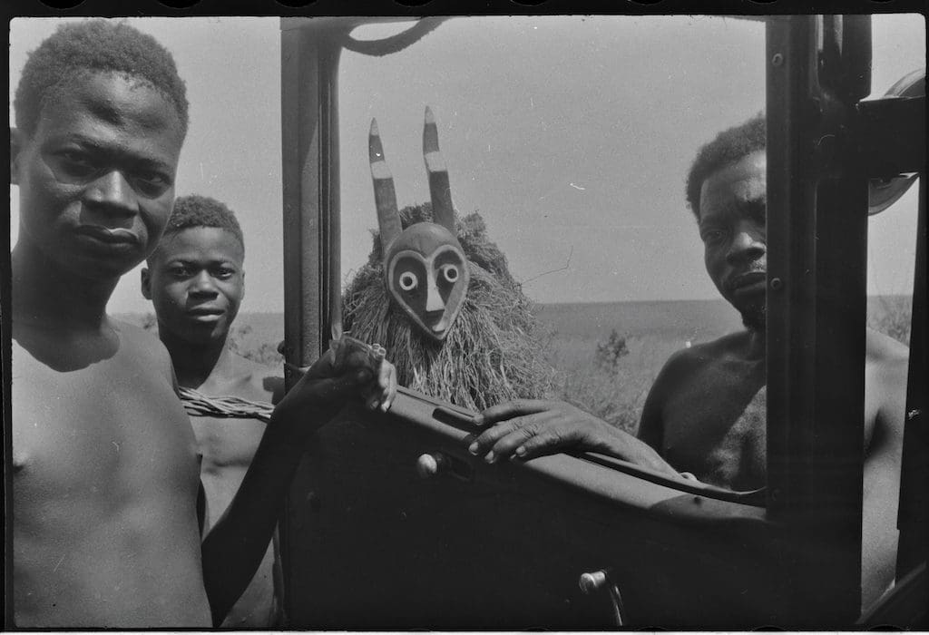 Maske und Auto. Hans Himmelheber, Kongo, 1938. SW-Negativ © Museum Rietberg, Geschenk Erbengemeinschaft Hans Himmelheber