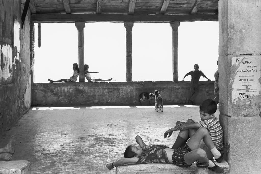 © Fondation Henri Cartier-Bresson / Magnum Photos | Henri Cartier-Bresson, Simiane-La Rotonde, France, 1969, èpreuve gèlatino-argentique de 1973