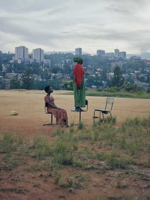 Olaf Heine, Rwandan Daughters, Gloriose U. with her daughter Alice, Kigali, 2018, C-Print © Olaf Heine, 2019 Supported by Volkswagengroup Culture. Catalogue published by Hatje Cantz Berlin