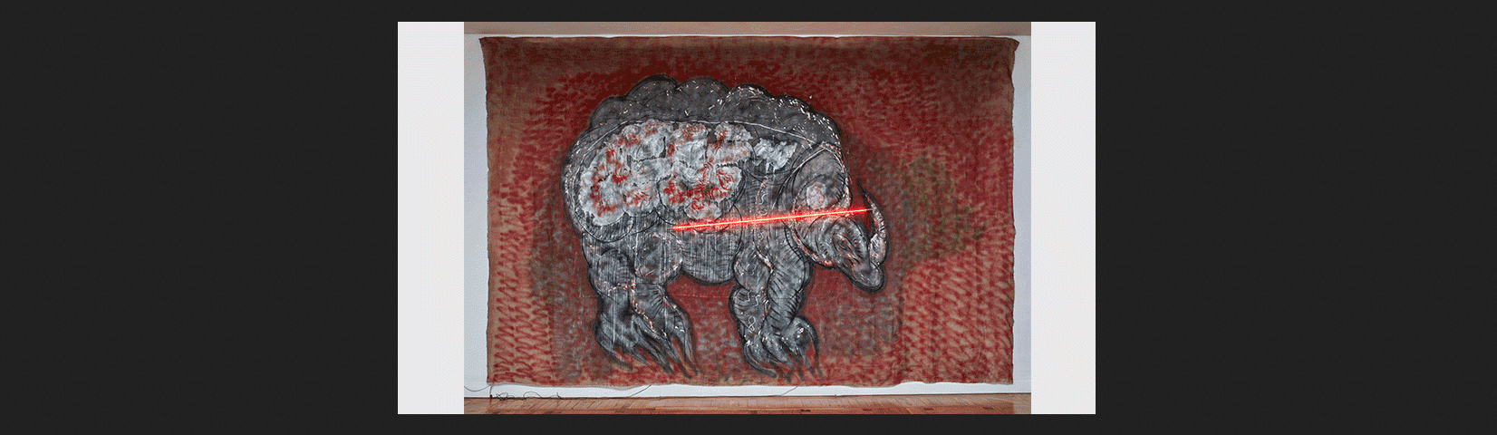 Mario Merz. Rinoceronte, 1979. Técnica mixta sobre tela y neón, 291 x 435 cm. Colección particular, Madrid. © Mario Merz by SIAE, VEGAP, Madrid, 2019
