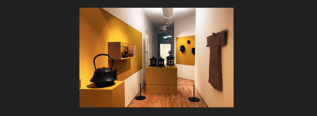 Giappone L’arte nel quotidiano, alcuni manufatti in mostra nella sala numero XVII del Museo Vincenzo Vela – Foto: MaSeDomani