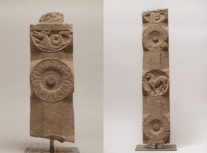 Frammenti di pilastro di una balaustra Mathura, I secolo a.C. arenaria rossa, 56 cm e 100 cm