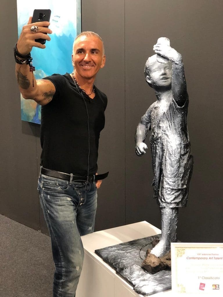 in foto Thomas Pacher accanto all’opera vincitrice