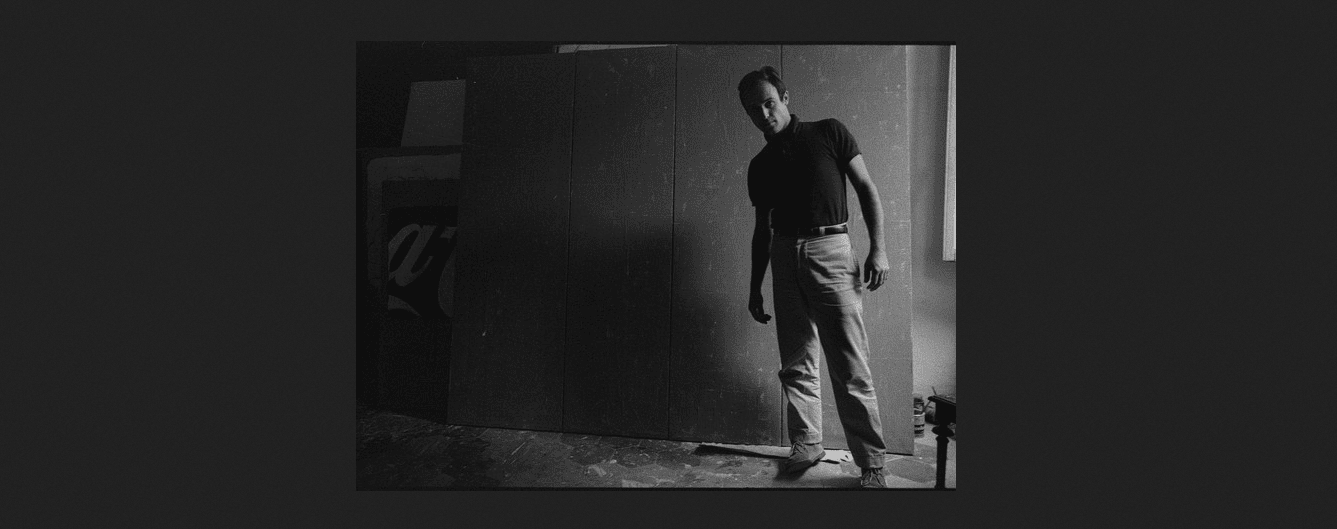 © Archivio Mario Schifano | Mario Schifano nel suo studio davanti all’opera Qualcos’altro, Roma 1962