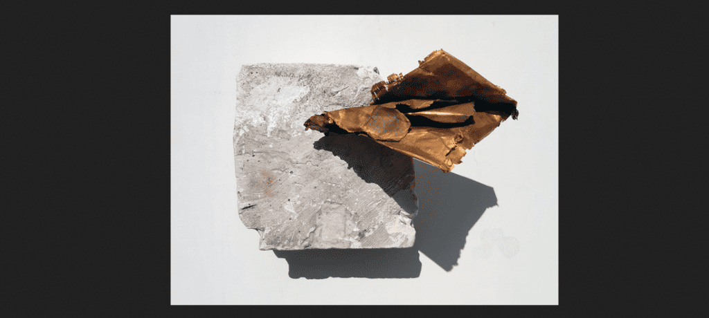 Franco Guerzoni, Epistola, 2020, foglio di rame acidato e dorato in galvanica e pigmenti su coccio di scagliola, cm 13x18x13