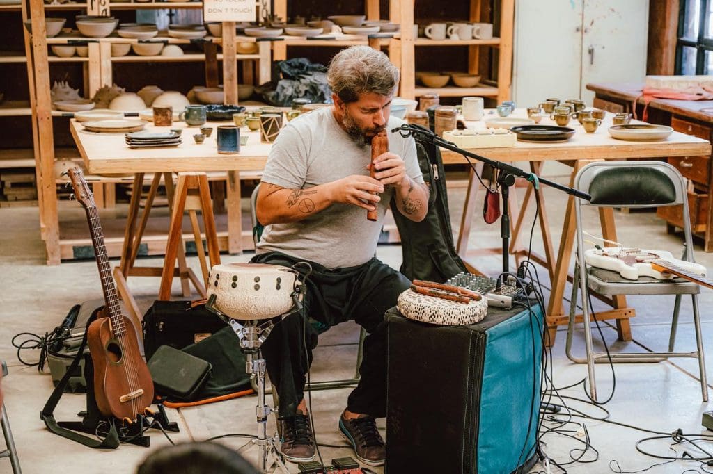 L'artista Hernan Vargas con i suoi strumenti sonori in terracotta