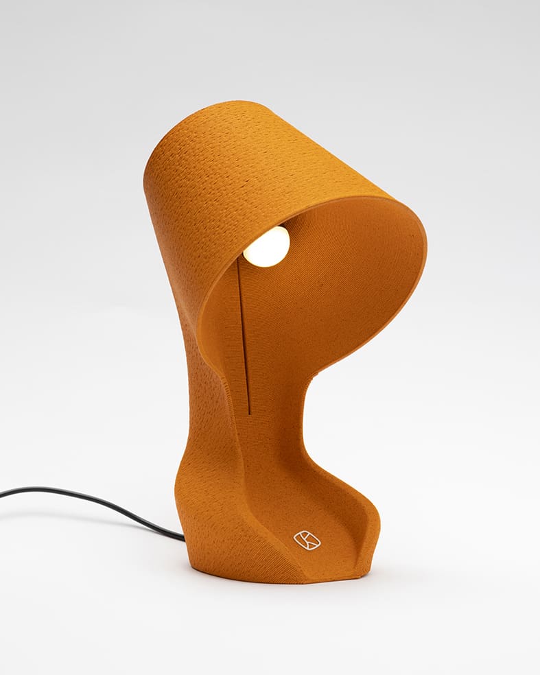 Lampada Ohmie - The Orange Lamp, design di Yack Di Maio e Sofia Durarte, 2021, prodotta da Krill Design, realizzata con biomateriale ricavato dalle bucce di arance siciliane