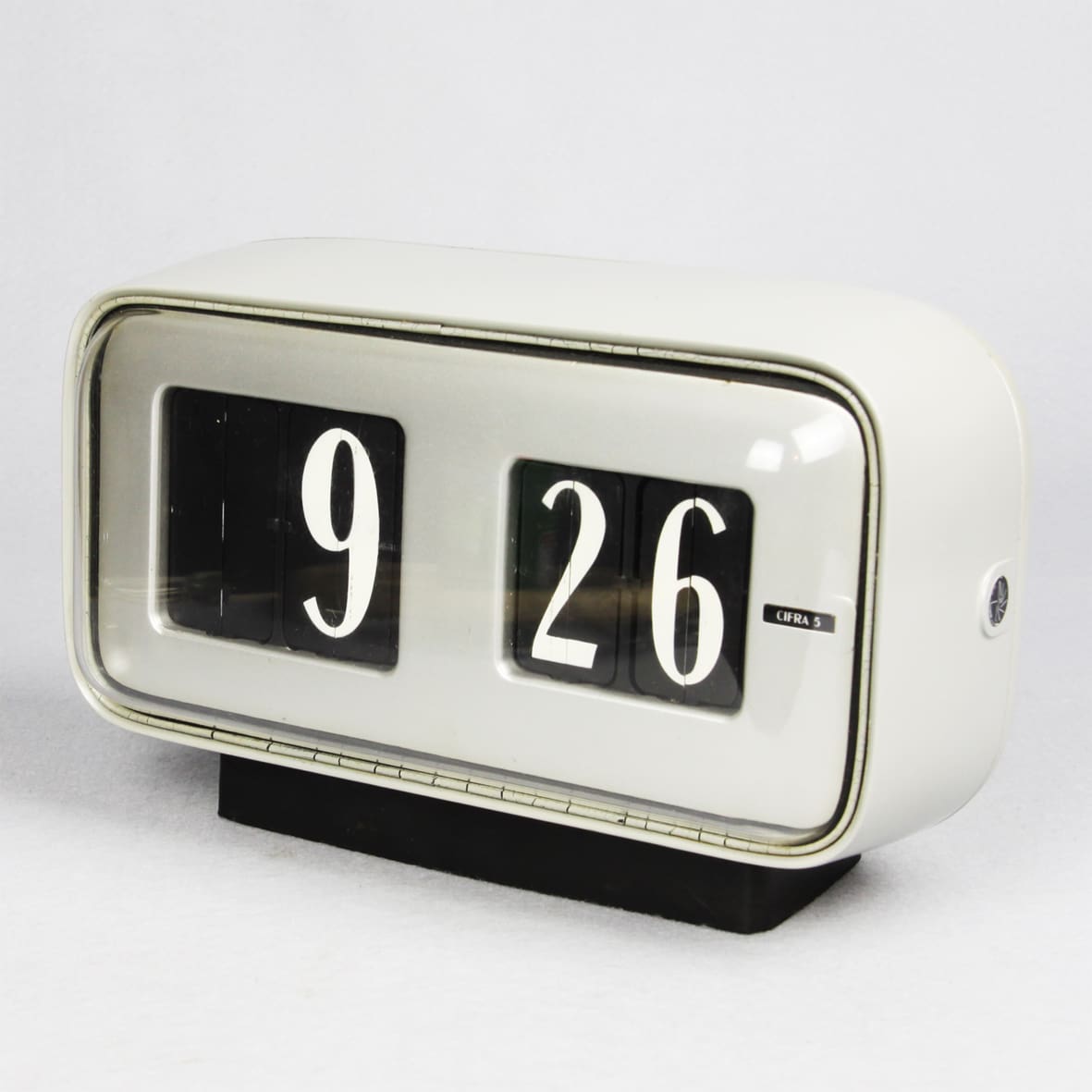 Gino Valle, orologio da tavolo/muro Cifra 5, 1956, Solari Udine, metallo e materiali polimerici, 15x28×11 cm. Noleggiocose di Andrea Moscardi