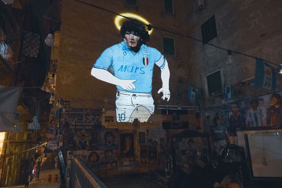 Napoli G O D Ghost Over Diego - Anderson Tegon - Pepper’s Ghost - performance di digital art - Ghost Over Banksy - Immersive Art Studio