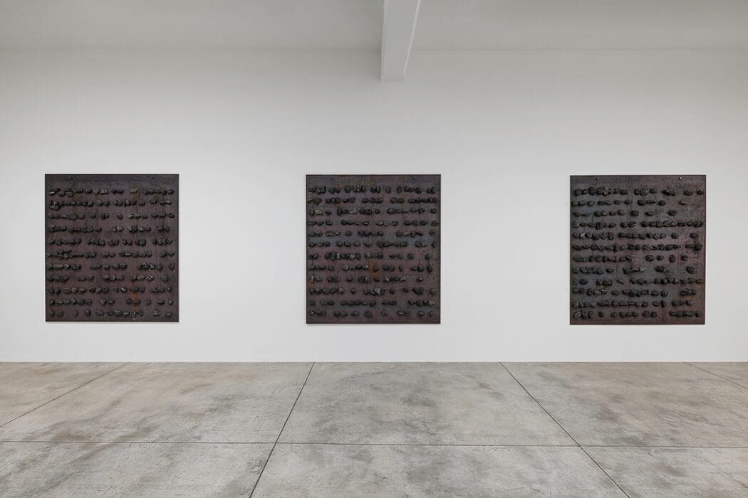 Mostra Jannis Kounellis alla Cardi Gallery di Milano fino al 22 dicembre 2023. Il fascino dell'Arte Povera dell'artista greco