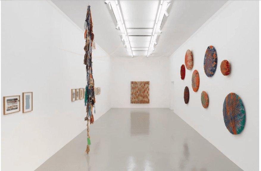 Galleria Massimo Minini di Brescia presenta la mostra Sheila Hicks/Nedko Solakov Flying colors in yarn and water
