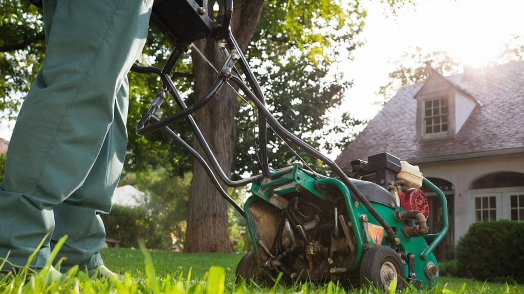 Arieggiatura prato manutenzione: scopri come e perché è cruciale per la salute del tuo giardino. Tecniche, tempi ideali e benefici Arieggiatura prato manutenzione: scopri come e perché è cruciale per la salute del tuo giardino. Tecniche, tempi ideali e benefici