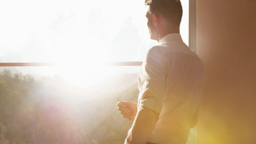 Benefici luce mattutina: scopri come può trasformare salute, umore, e produttività. Integra la luce del sole nella routine, effetti positivi