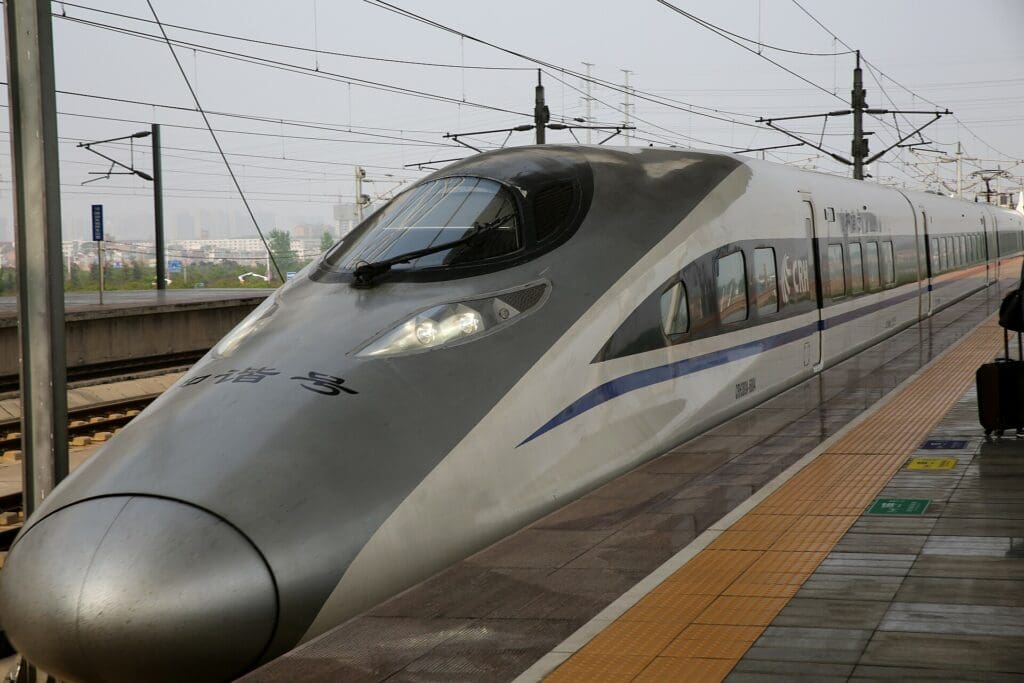 Treni ad alta velocità: scopri i 10 più rapidi globalmente, le loro tecnologie e l'impatto sul trasporto. Innovazione e ricerca