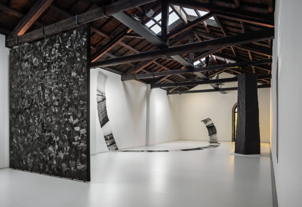 Lee Bae Maison Lune Brûlée, un evento della Biennale di Venezia che esplora temi naturali e culturali, dal 20 aprile al 24 novembre 2024