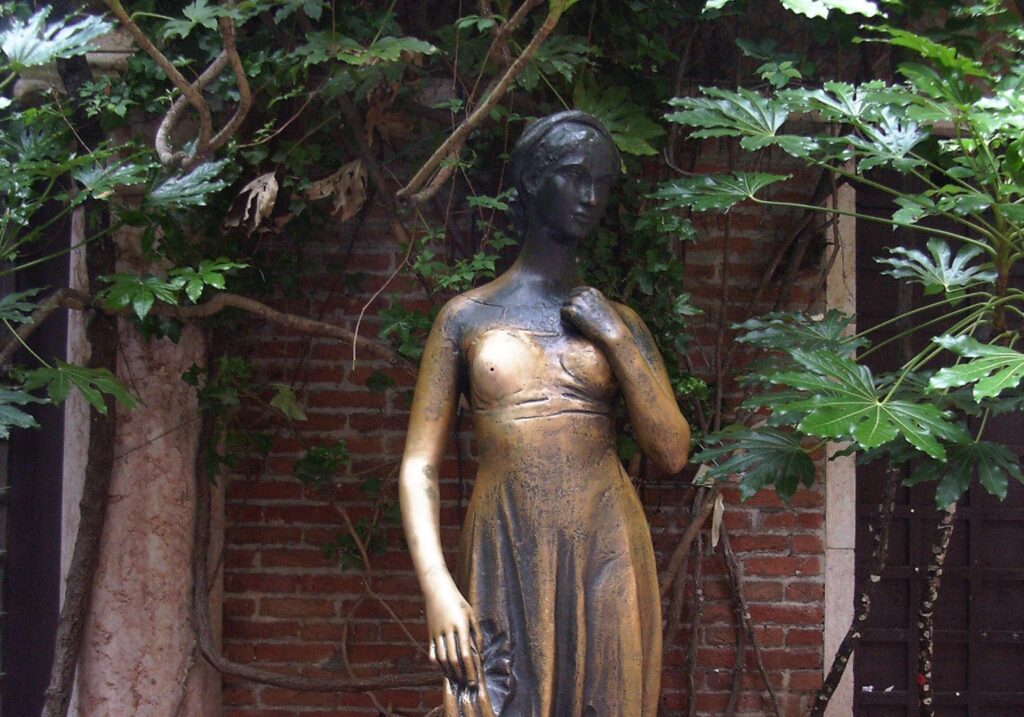 Statua di Giulietta a Verona: il ponte tra storia e romanticismo. Giuda alla visita. Scopriamo la storia di questa icona dell'amore