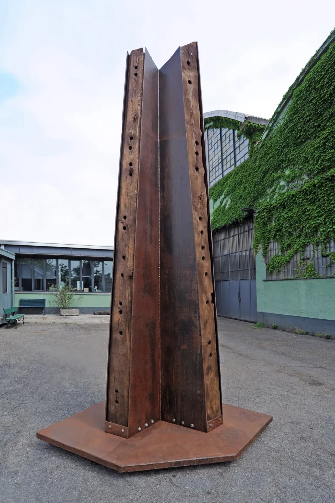 Obelisco Maria Cristina Carlini: scopri l'installazione permanente in Piazza Berlinguer a Milano, simbolo di forza e connessione