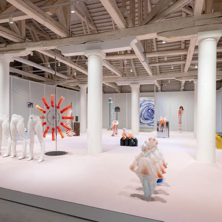 Guida alla visita di "Mirror Stage" di Rebecca Ackroyd, un'avventura tra pittura e scultura ispirata a Lacan, alla Biennale