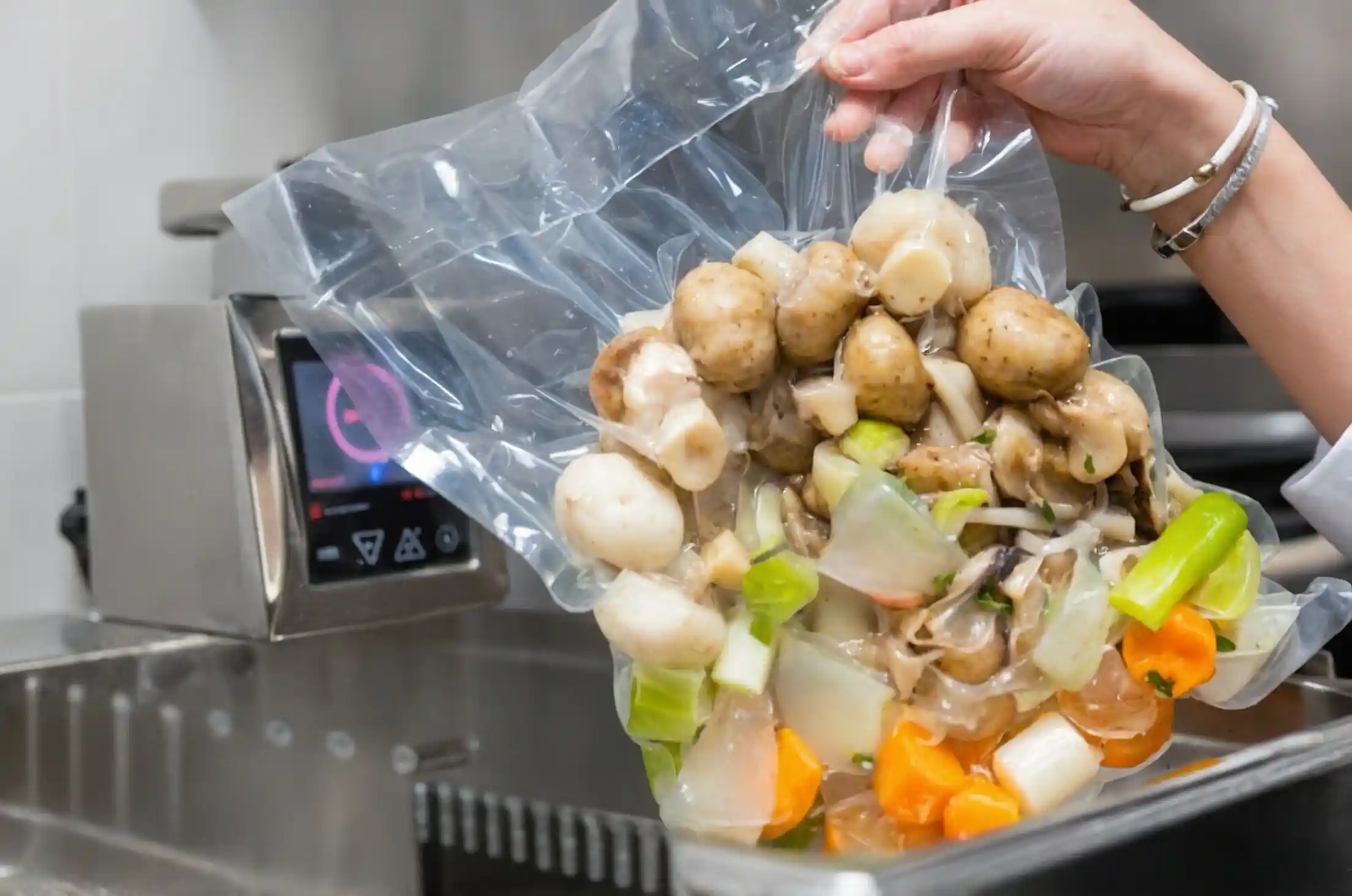 Cottura a bassa temperatura verdure: benefici e ricette. Scopri tecniche e vantaggi per cucinare verdure buone e nutrienti.