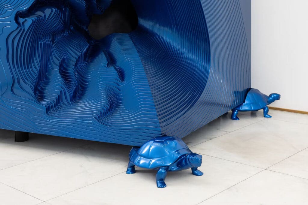 Seçkin Pirim mostra Triennale Milano. Opere tra geometrie, natura e tecnologia in un dialogo unico con lo spazio Seçkin Pirim mostra Triennale Milano. Opere tra geometrie, natura e tecnologia in un dialogo unico con lo spazio