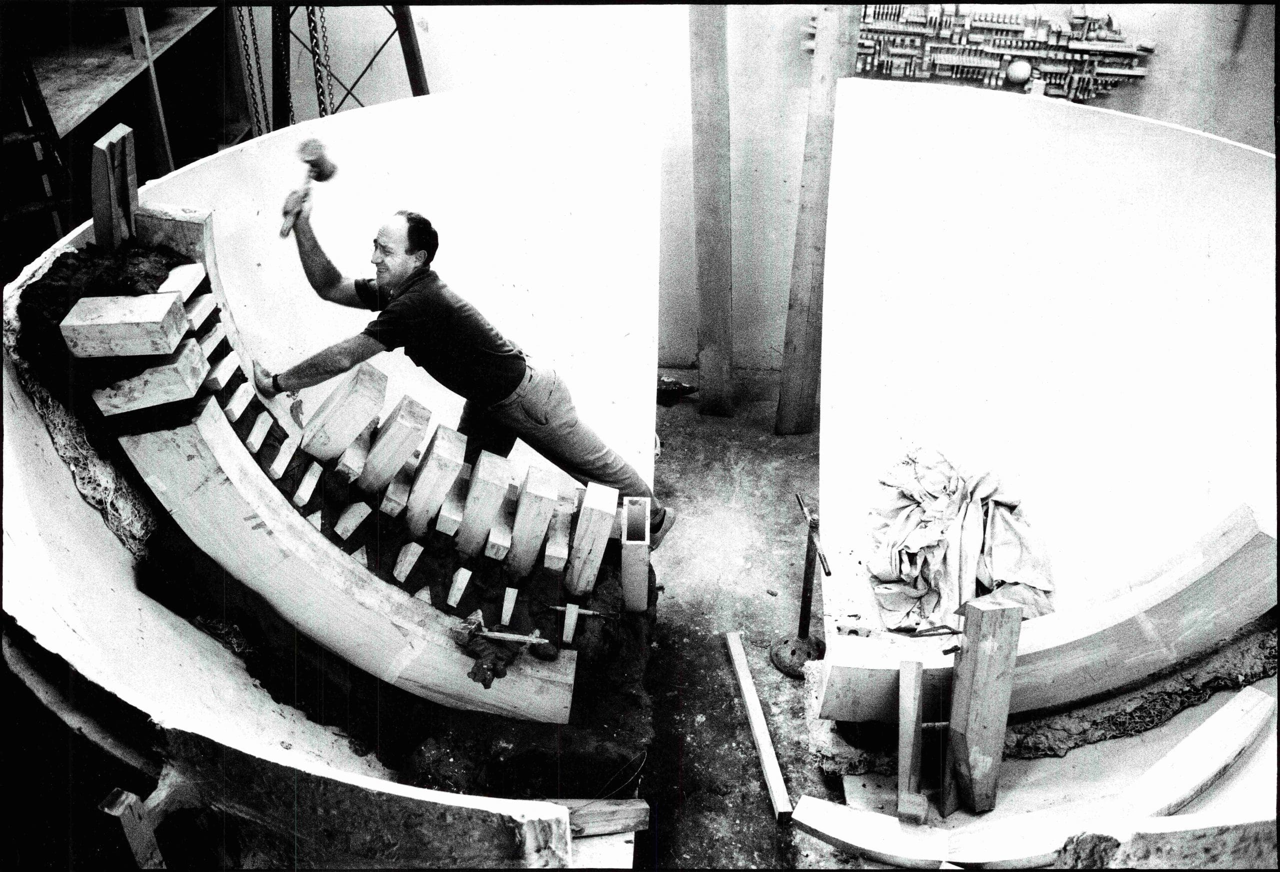 Open Studio #3 Arnaldo Pomodoro esplora la Sfera, forma iconica dell'artista. Mostra a Milano alla Fondazione Pomodoro fino a giugno 2025.
