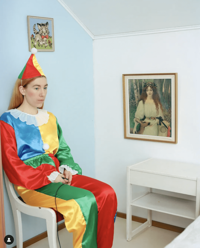 EMMA SARPANIEMI in mostra alla galleria Jarmuschek + Partner di Berlino. Esplorazione della femminilità attraverso autoritratti performativi