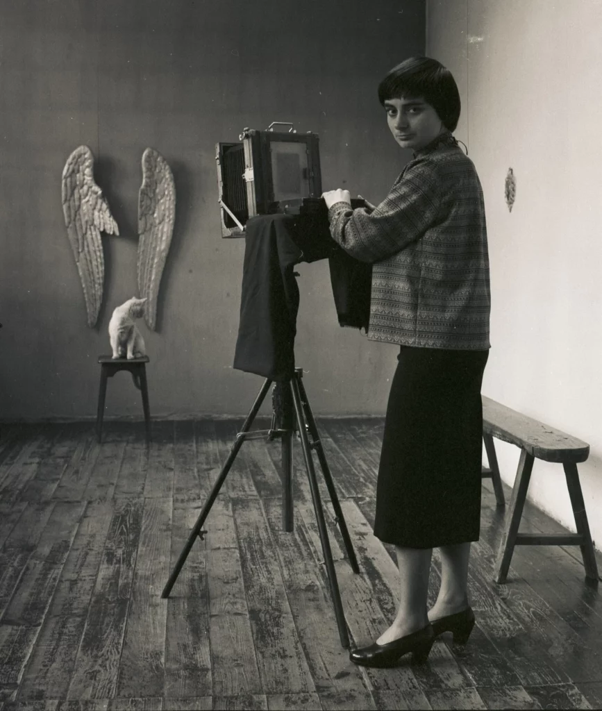 1.-Agnes-Varda-Autoportrait-dans-son-studio-rue-Daguerre-scaled